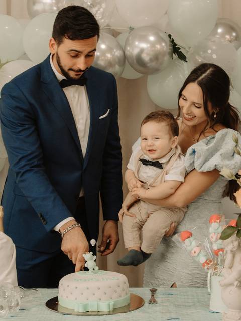 Foto padrinhos e bebé a partir bolo de batizado'
