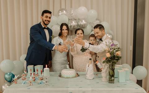Foto pais e padrinhos a brindar em batizado'