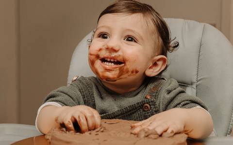 Foto de bebé a comer bolo de aniversário - primeiro ano'