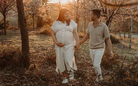Foto de gravidez em casal no parque'