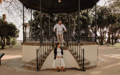 Foto de gravidez em casal no parque no Porto'