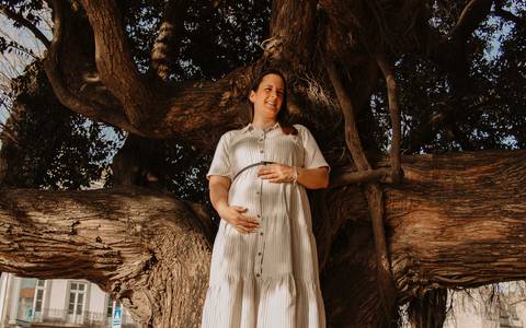 Foto de gravidez no parque no Porto'