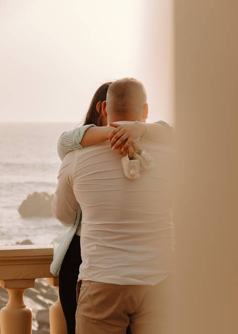 Foto de gravidez na Foz do Porto com sapatos bebé'