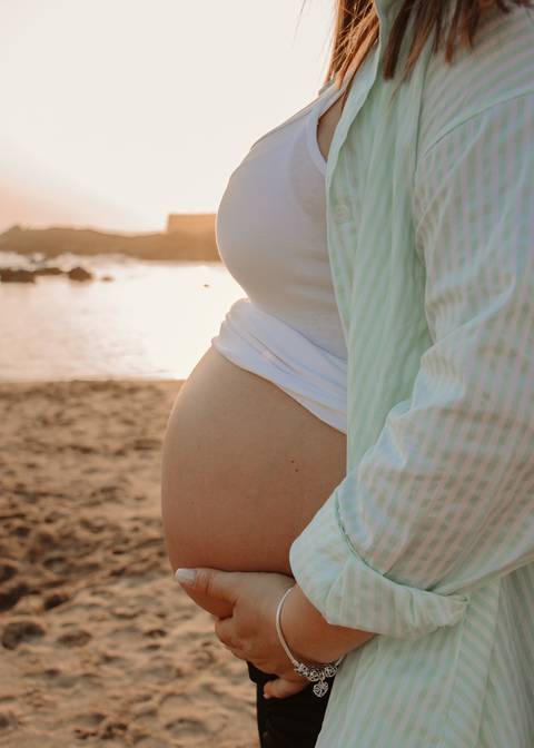 Foto de gravidez na Foz do Porto, na praia'