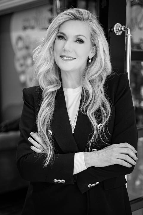 LUCY LIMA fotógrafa especializada em fotografias corporativas, ensaios de perfil profissional, ensaios empresariais, ensaio corporativos em Curitiba - PR.'