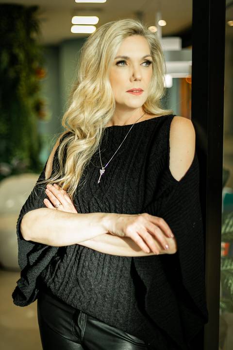 LUCY LIMA fotógrafa especializada em fotografias corporativas, ensaios de perfil profissional, ensaios empresariais, ensaio corporativos em Curitiba - PR.'