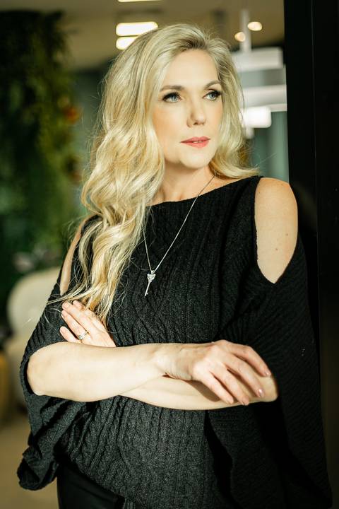 LUCY LIMA fotógrafa especializada em fotografias corporativas, ensaios de perfil profissional, ensaios empresariais, ensaio corporativos em Curitiba - PR.'