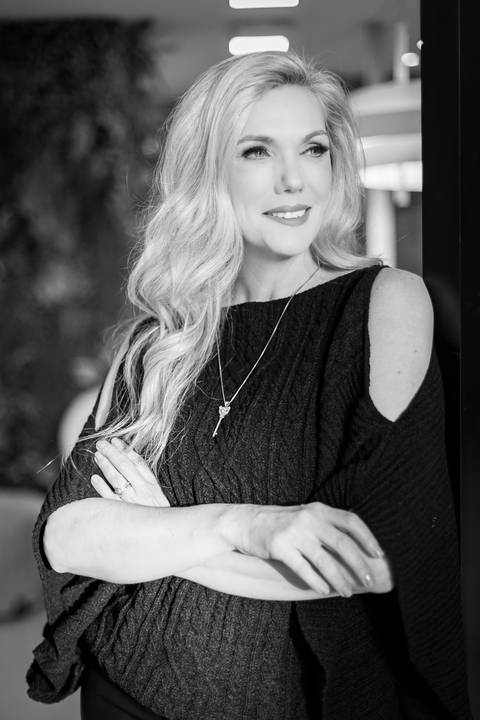 LUCY LIMA fotógrafa especializada em fotografias corporativas, ensaios de perfil profissional, ensaios empresariais, ensaio corporativos em Curitiba - PR.'