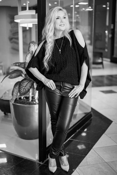 LUCY LIMA fotógrafa especializada em fotografias corporativas, ensaios de perfil profissional, ensaios empresariais, ensaio corporativos em Curitiba - PR.'