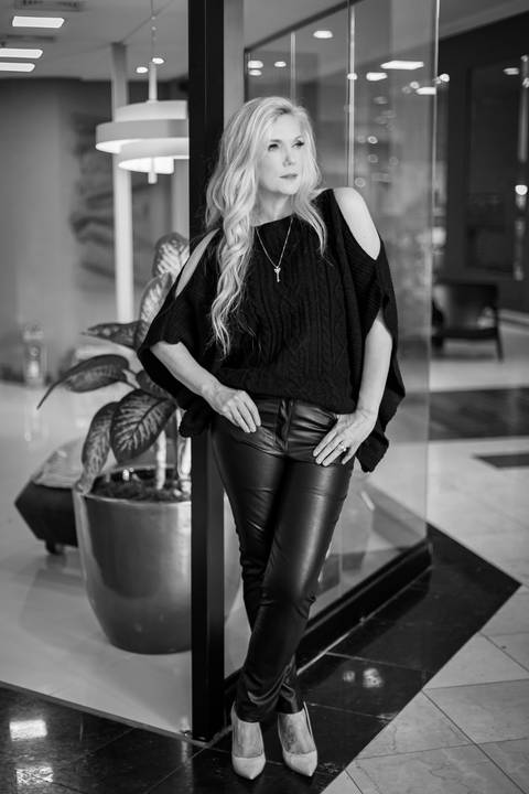 LUCY LIMA fotógrafa especializada em fotografias corporativas, ensaios de perfil profissional, ensaios empresariais, ensaio corporativos em Curitiba - PR.'