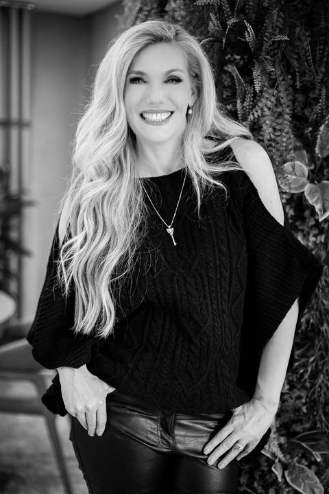 LUCY LIMA fotógrafa especializada em fotografias corporativas, ensaios de perfil profissional, ensaios empresariais, ensaio corporativos em Curitiba - PR.'