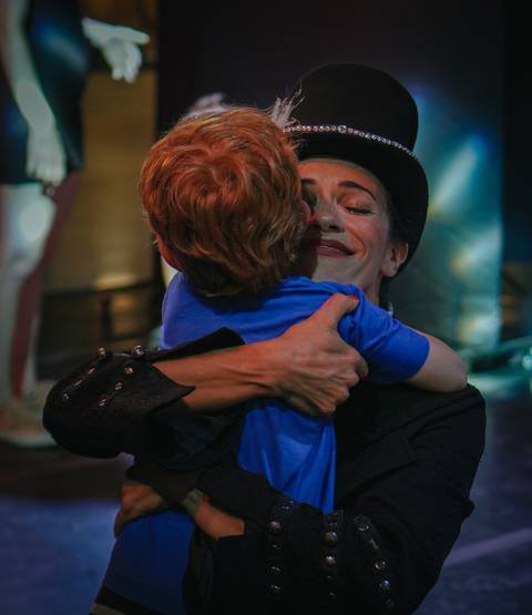 Abraço com uma criança '