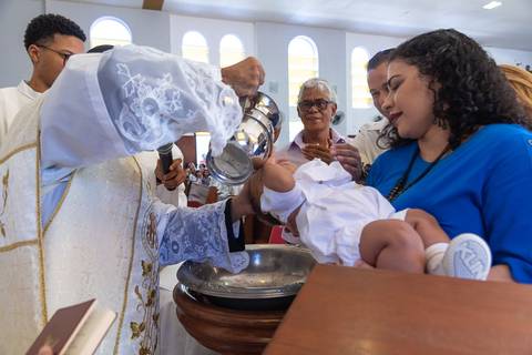 Pia Batismal zona norte RJ família'
