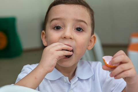 04 aninhos do Otávio smash the cake ensaio infantil natal bolo festa infantil zona norte criança festa de aniversário família brincadeiras fotografia fotógrafa rio de janeiro RJ carioca'