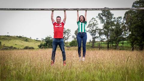 casal com uniforme do Inter e do Juventude no interior de Caxias do -Sul-sunery.com-www.sunery.com.br'