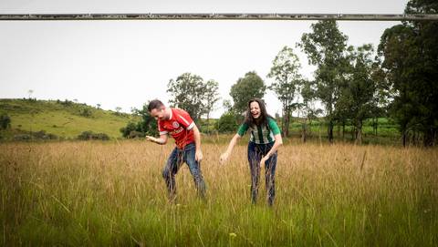 ensaio de casal no interior de caxias do sul vestido com inter e juventude'