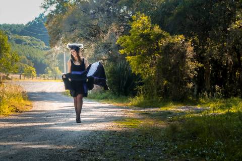 formatura-ensaio-foto-toga-vestido preto segurando a toga - sunery.com-www.sunery.com.br'