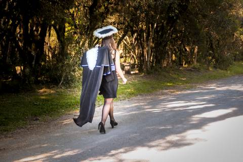 foto da formanda  carregando toga - su nery fotos-www.sunery.com.br'