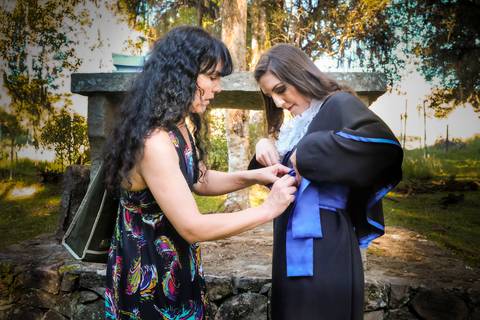 mae-e-filha-formanda-festa-formatura-ensaio-externo-dia-de-sol-www.sunery.com.br'