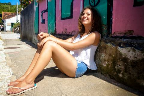 aniversariante sentada na calçada -garopaba-ensaio-de-15-anos -su nery.com-www.sunery.com.br-look para ensaio de 15 anos-look para ensaio fotográfico'