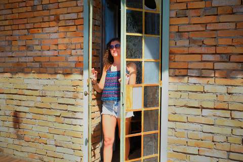 aniversariante abrindo uma porta no ensaio externo'