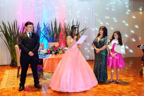 debutante lendo mensagem com a família - decoração de festa de 15 anos caxias do sul-aluguel de vestido em caxias do sul-rose's noivas'