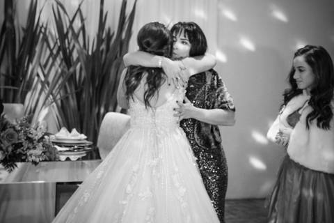 fotografia de 15 anos- filha abraça mãe após homenagem-locação de vestido de 15 anos -rose's noivas-sunery.com'