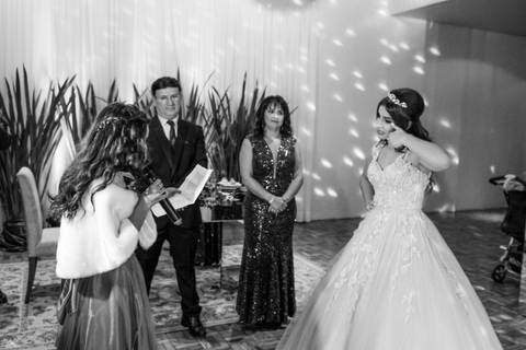 vestido de 15 anos-decoração de festa de 15 anos-homenagem de 15 debutante emocionada com homenagem da irmã- su nery.com'