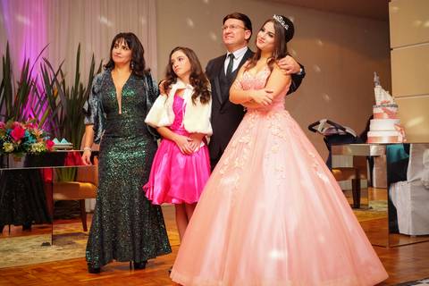família assistindo homenagem de 15 anos -aluguel de vestido de 15 anos em caxias do sul- aluguel de vestido-festa de 15 anos em caxias do sul'