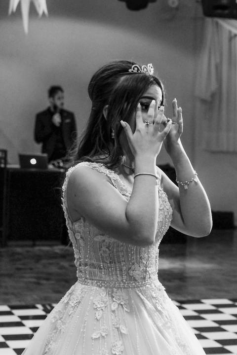 fotografia de 15 anos -debutante emocionada na festa de 15 anos-sunery.com-www.sunery.com.br'