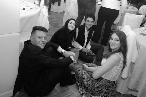 amigos sentados no chão na festa de 15 anos'