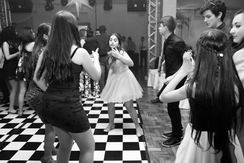 pista de dança com amigos na festa de 15 anos em Caxias do Sul'