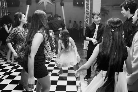 pista de dança com amigos na festa de 15 anos em Caxias do Sul'