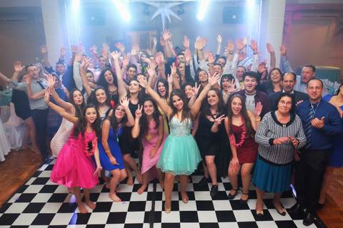 aniversariante de 15 anos e convidados da festa de 15 anoswww.sunery.com.br'