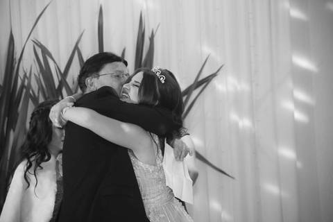 dj para festa-dj para festa de 15 anos -pai e filha - família - foto de festa -abraço do pai na filha debutante-fotografia de festa de 15 anos-sunery.com'