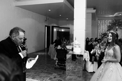 vestido de 15 anos-locação de vestido em caxias -vô e neta-homenagem de 15 anos do avô para neta-família-fotografia de 15 anos- ensaio de 15 anos- decoração de festa de 15 anos'