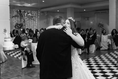 avô abraçando a neta na festa de 15 anos-www.sunery.com.br'