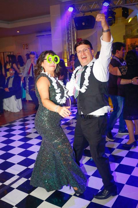 pai e mãe da aniversariante de 15 anos'