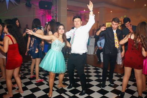 pai e filha na pista de dança da festa de 15 anos-'