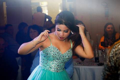 fotografia de 15 anos - debutante dançando na festa de 15 anos'