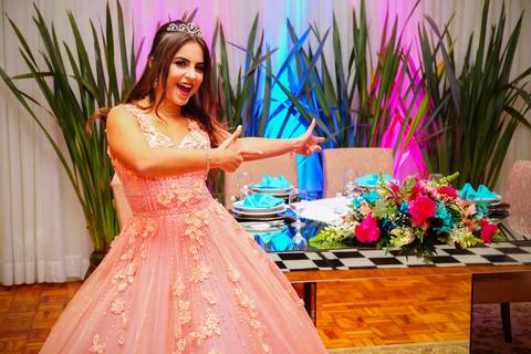 fotografia de 15 anos-15 anos caxias do sul-debutante mostrando sua mesa decorada para festa de 15 anosvestido de 15 anos-como organizar festa de 15 anos-festa de 15 anos caxias do sul- rose's noivas-www.sunery.com.br'