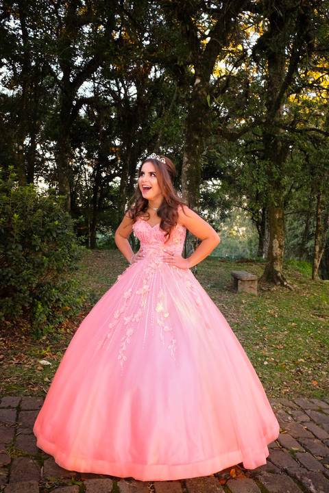 15 anos caxias do sul-fotógrafa de 15 anos-fotógrafo de 15 anos-vestido de 15 anos -como organizar festa de 15 anos-meus 15 anos-debutante feliz em ensaio externo-www.sunery.com.br'