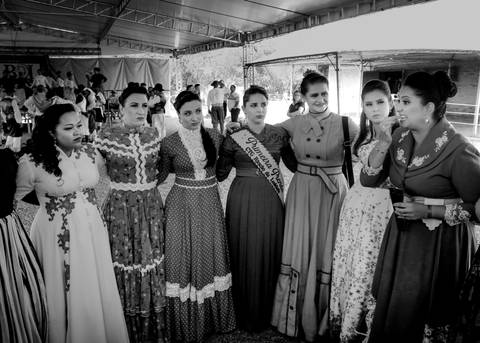 penteado para prenda -maquiagem de prenda -@suneryfotos - su nery fotos- pilcha gaúcha - peões trajados- traje para peão - rodeio de vacaria - grupo união gaúcha - ctg rincão da lealdade - vestido de prenda -  '