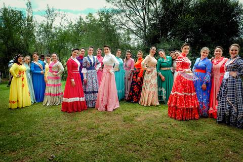 pilcha gaúcha - peões trajados- traje para peão - rodeio de vacaria - grupo união gaúcha - ctg rincão da lealdade -vestido de prenda- su nery fotos- costureira noeli amarante'