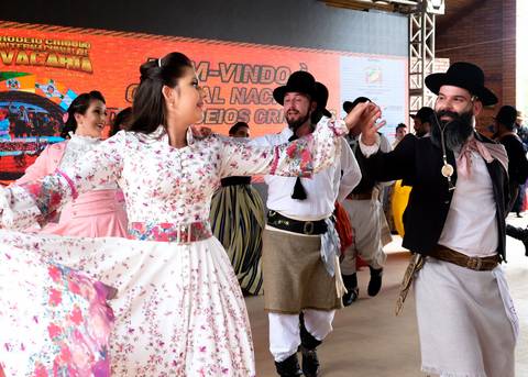 vestido de prenda- su nery fotos- costureira noeli amarante - danças tradicionais - rodeio de vacaria- grupo união gaúcha - ctg rincão da lealdade - julia pasquali'
