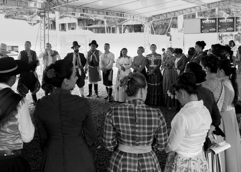 penteado para prenda -maquiagem de prenda -@suneryfotos - su nery fotos- pilcha gaúcha - peões trajados- traje para peão - rodeio de vacaria - grupo união gaúcha - ctg rincão da lealdade- vestido de prenda - making of'