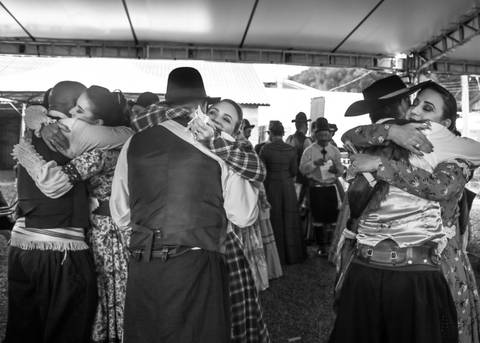 penteado para prenda -maquiagem de prenda -@suneryfotos - su nery fotos- pilcha gaúcha - peões trajados- traje para peão - rodeio de vacaria - grupo união gaúcha - ctg rincão da lealdade -vestido de prenda- su nery fotos'