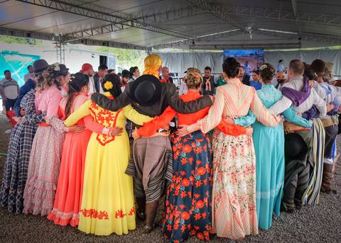 pilcha gaúcha - peões trajados- traje para peão - rodeio de vacaria - grupo união gaúcha - ctg rincão da lealdade -vestido de prenda- su nery fotos- costureira noeli amarante'