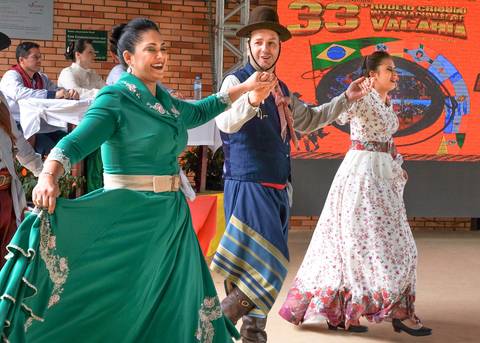 pilcha gaúcha - peões trajados- traje para peão - rodeio de vacaria - grupo união gaúcha - ctg rincão da lealdade -vestido de prenda- su nery fotos- costureira noeli amarante - danças tradicionais - rodeio de vacaria'