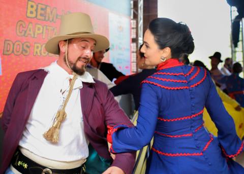 união gaúcha - ctg rincão da lealdade -vestido de prenda- su nery fotos- costureira noeli amarante - danças tradicionais- rodeio de vacaria - roger oliveira'